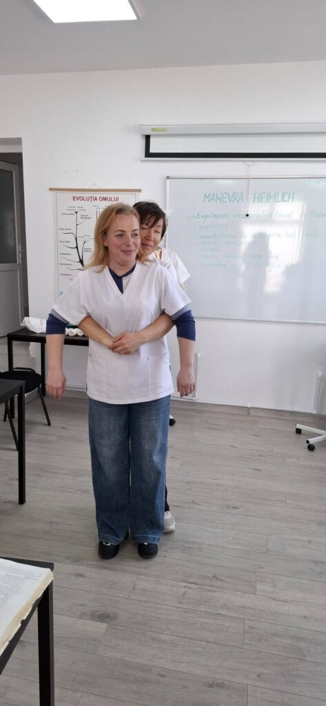 Elevii clasei de asistenți învață manevra Heimlich